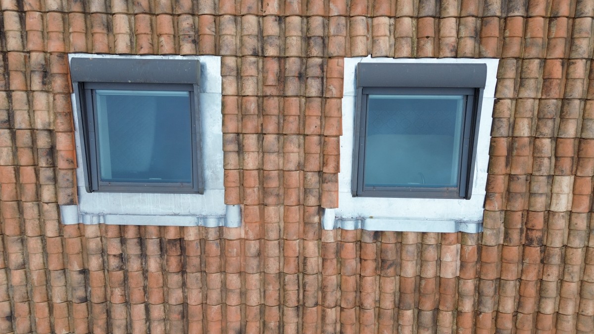Deux fenêtres de toit VELUX avec entourages en zinc