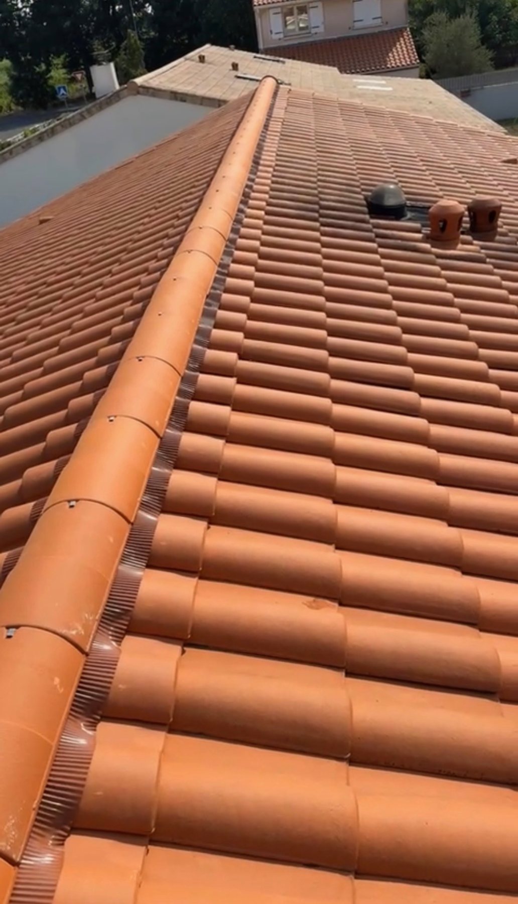 Remplacement d’un faîtage au mortier par un faîtage à sec sur closoir rigide ventilé à Blanquefort — vue 3