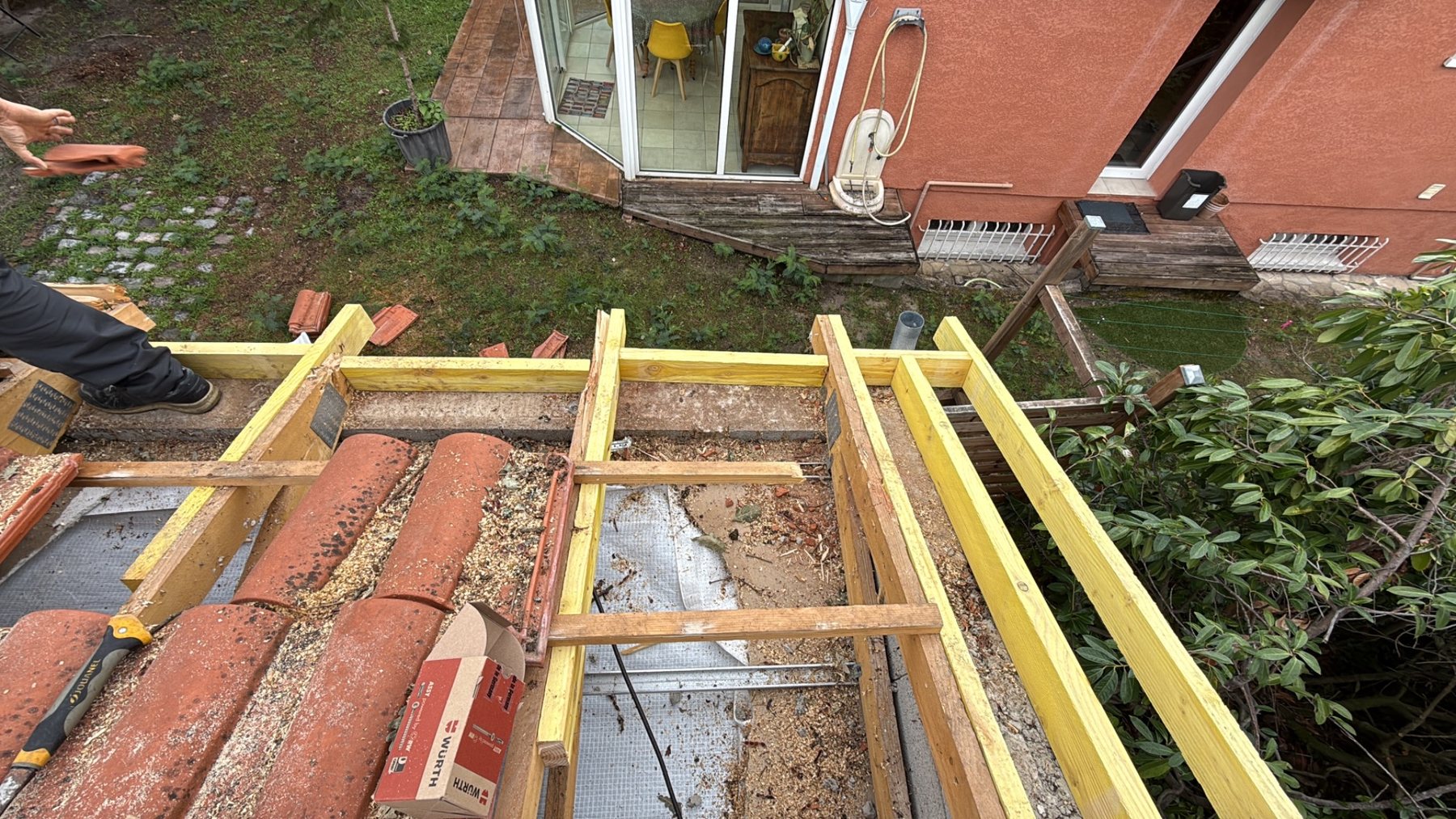 Renforcement et remplacement de fermettes avec réfection d’un pan de couverture et du faîtage à Lacanau — vue 2