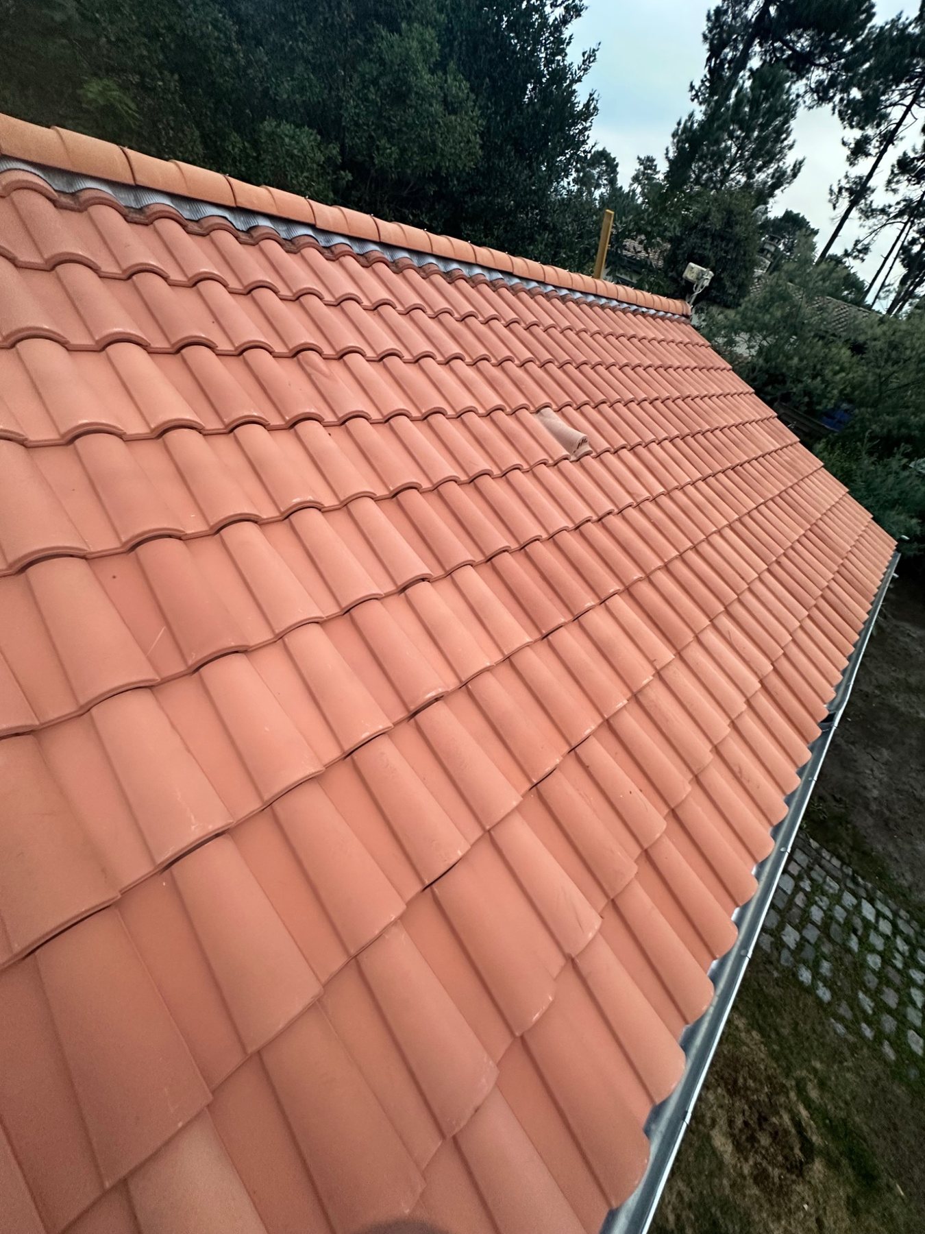 Renforcement et remplacement de fermettes avec réfection d’un pan de couverture et du faîtage à Lacanau — vue 3