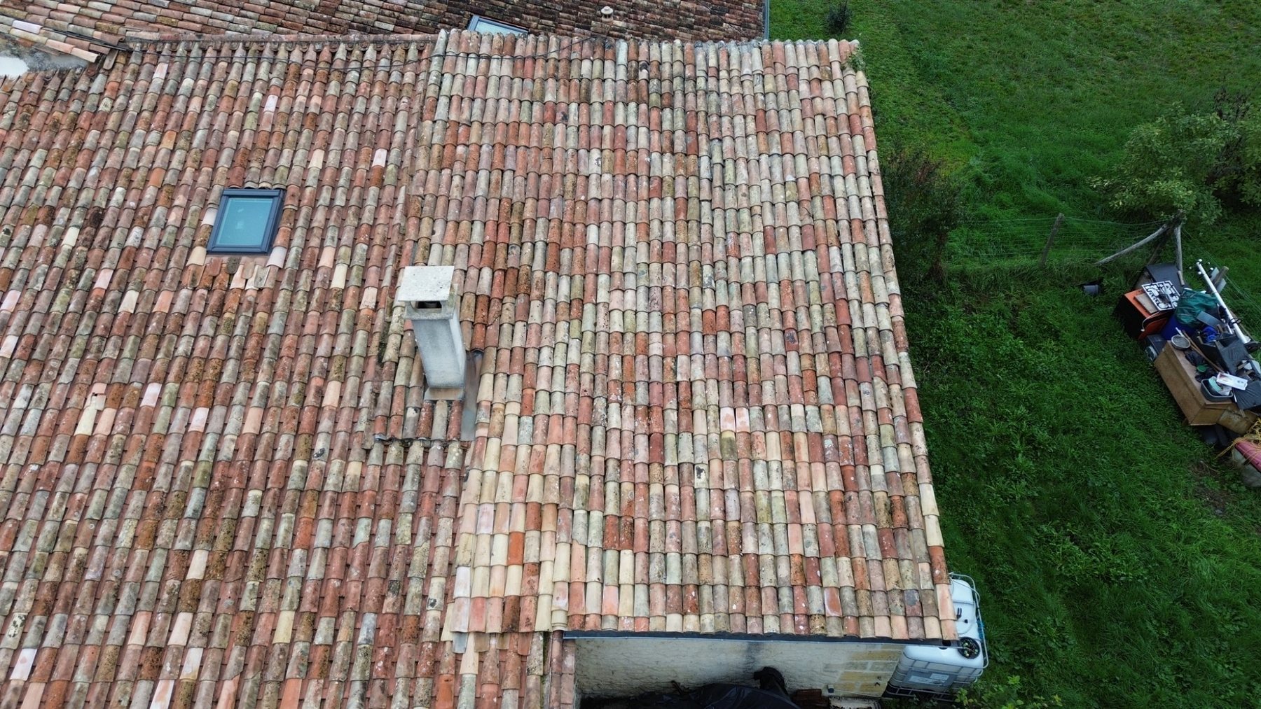 Réfection d’un garage en plaques sous-tuiles avec pose de tuiles canal Monier à Sainte-Colombe — vue 1
