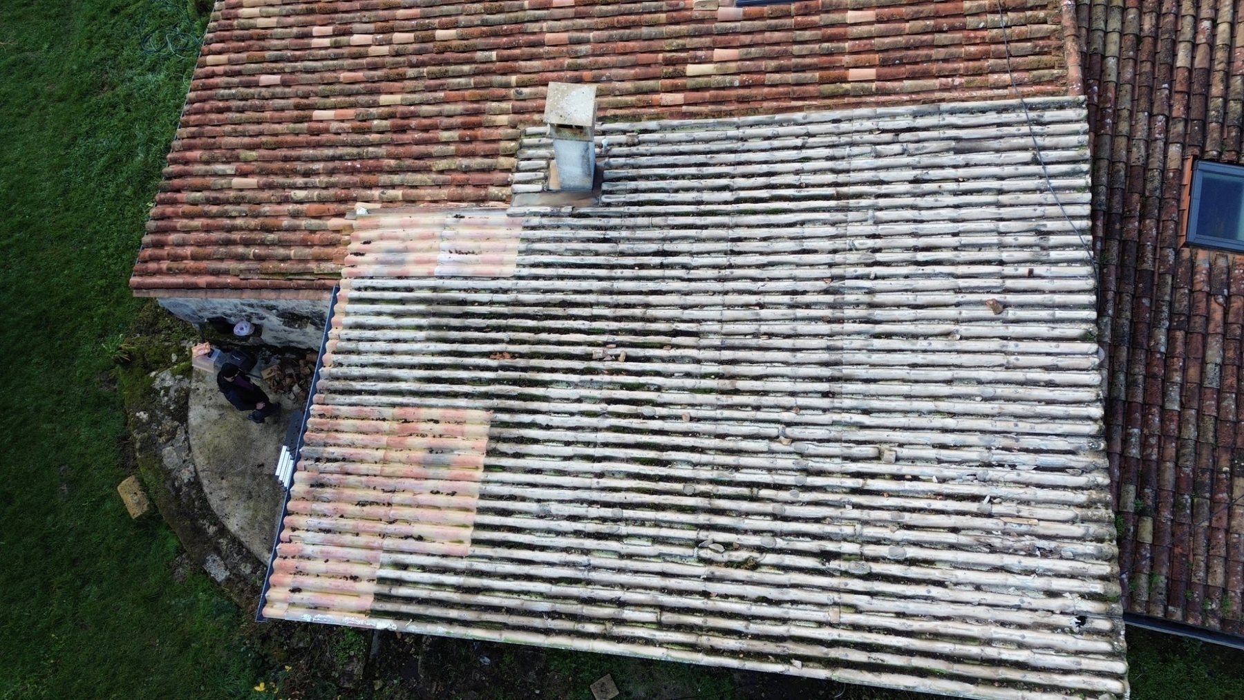 Réfection d’un garage en plaques sous-tuiles avec pose de tuiles canal Monier à Sainte-Colombe — vue 2