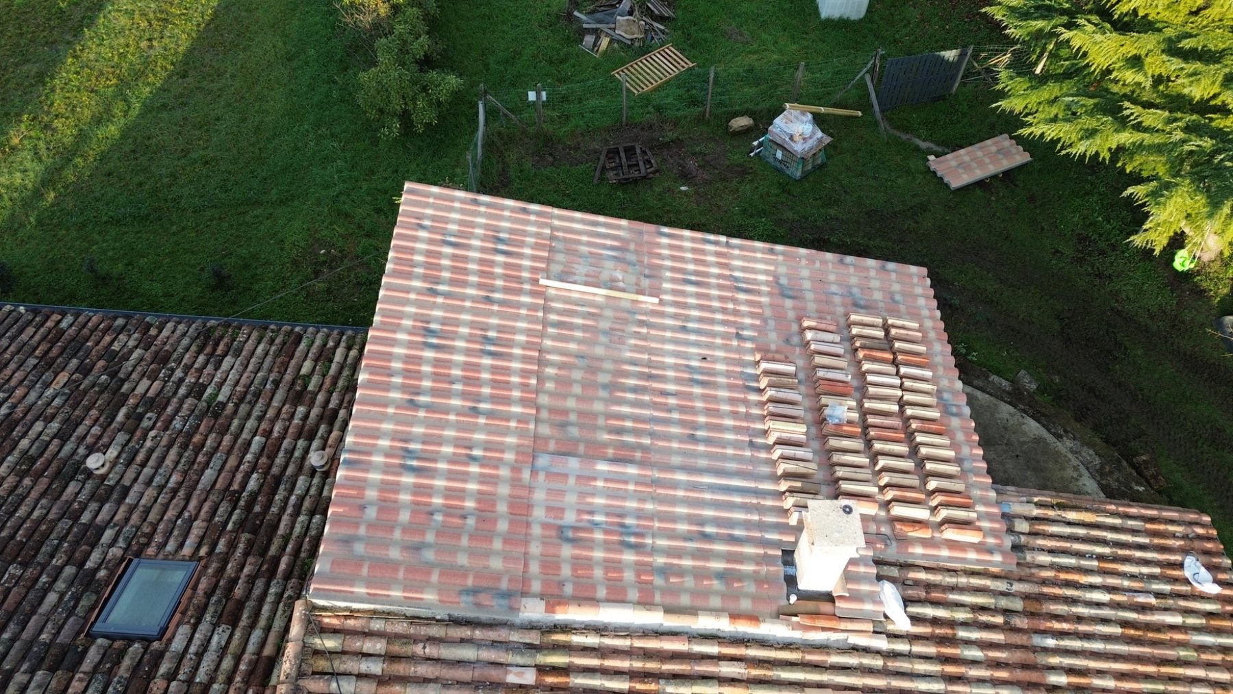 Réfection d’un garage en plaques sous-tuiles avec pose de tuiles canal Monier à Sainte-Colombe — vue 3
