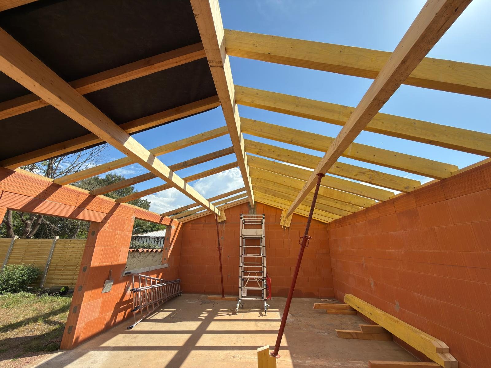 Réfection complète de la charpente et de la couverture d’un garage à Vendays-Montalivet — vue 2