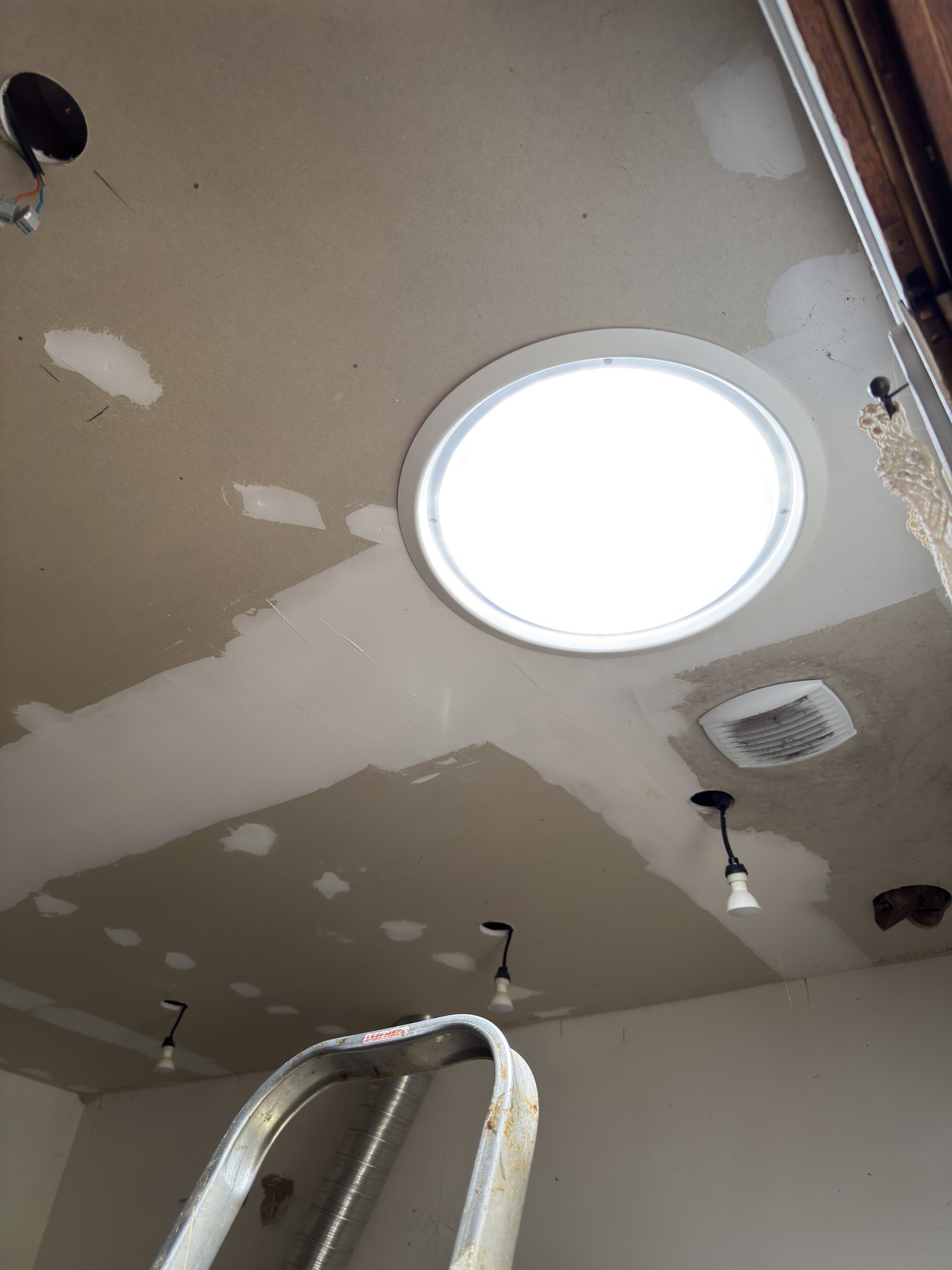 Installation extérieure et finition intérieure d’un conduit de lumière VELUX Sun Tunnel — vue 2
