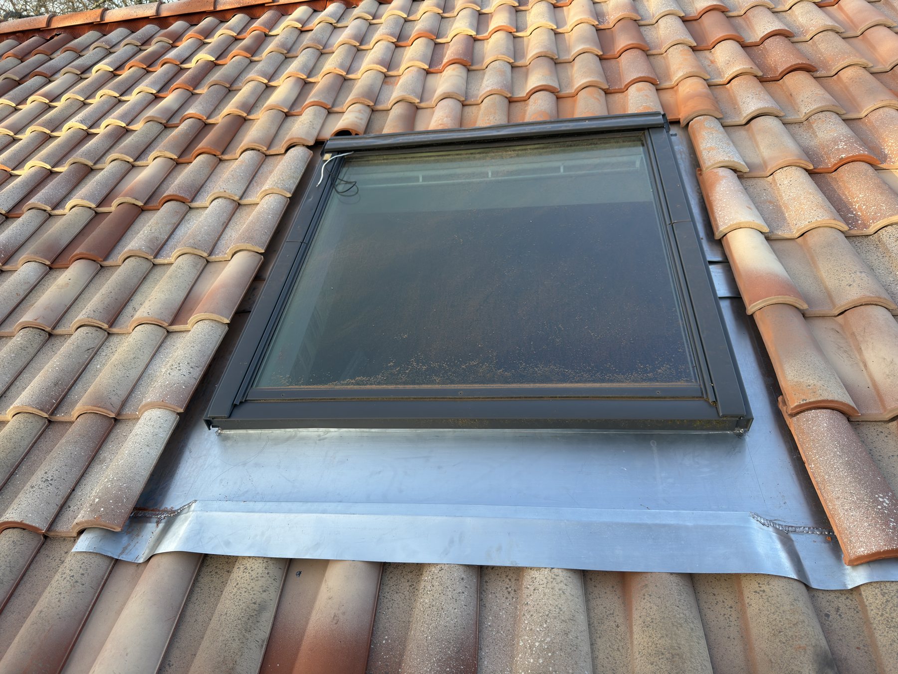 Entourage de fenêtre de toit VELUX réalisé en zinc — vue 2
